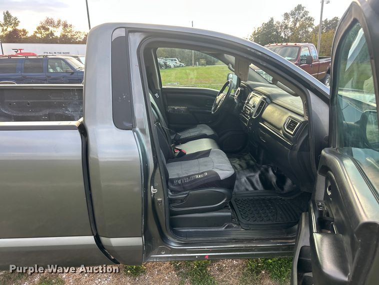 image for item ET6568 2017 Nissan Titan pickup truck