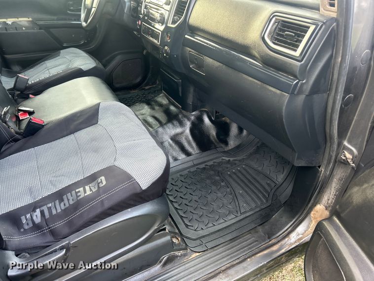 image for item ET6568 2017 Nissan Titan pickup truck