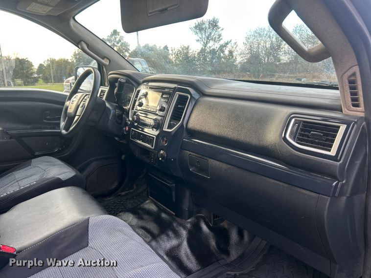 image for item ET6568 2017 Nissan Titan pickup truck