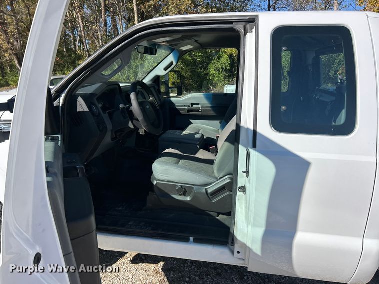 image for item ET6594 2012 Ford F250 Super Duty XL SuperCab utility bed pickup truck