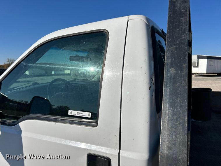 image for item ET6632 2001 Ford F450 Super Duty flatbed truck