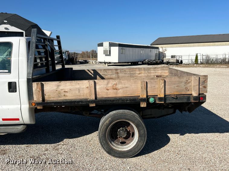 image for item ET6632 2001 Ford F450 Super Duty flatbed truck