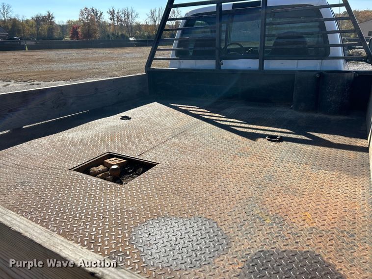 image for item ET6632 2001 Ford F450 Super Duty flatbed truck