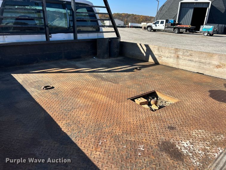 image for item ET6632 2001 Ford F450 Super Duty flatbed truck