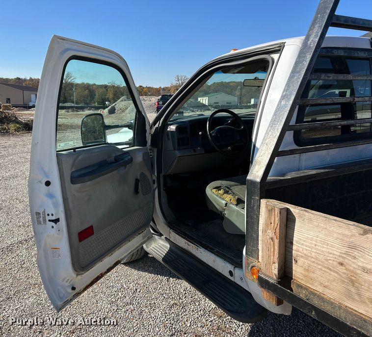 image for item ET6632 2001 Ford F450 Super Duty flatbed truck