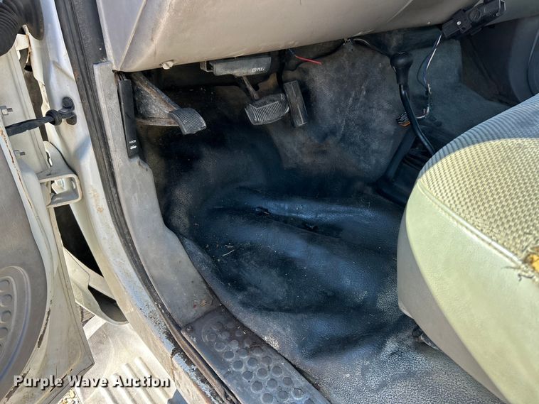 image for item ET6632 2001 Ford F450 Super Duty flatbed truck