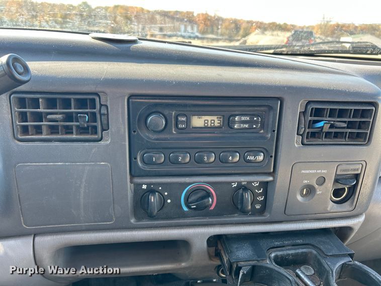 image for item ET6632 2001 Ford F450 Super Duty flatbed truck