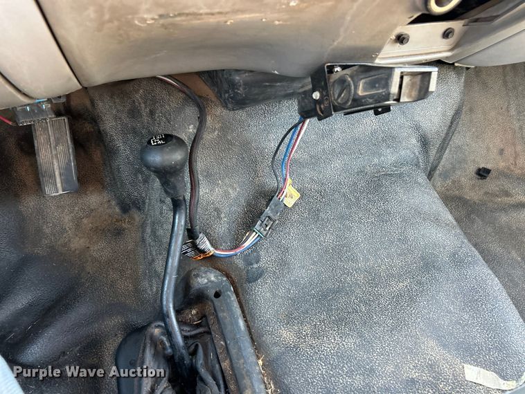 image for item ET6632 2001 Ford F450 Super Duty flatbed truck