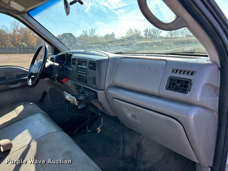 image for item ET6632 2001 Ford F450 Super Duty flatbed truck