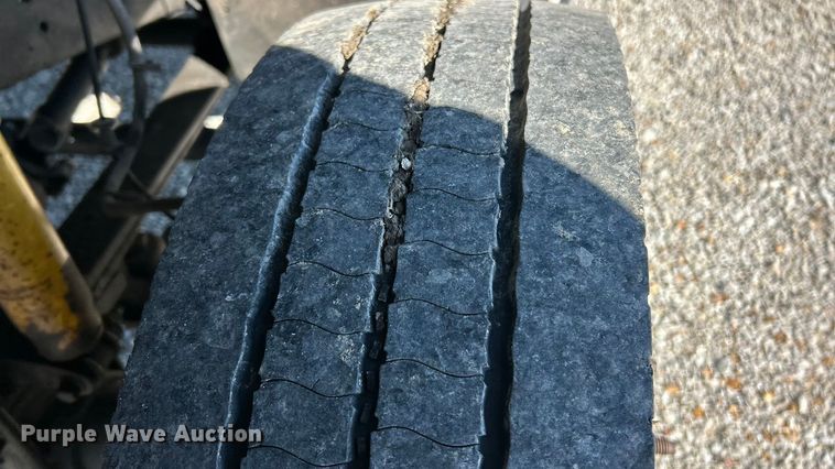 image for item ET6632 2001 Ford F450 Super Duty flatbed truck