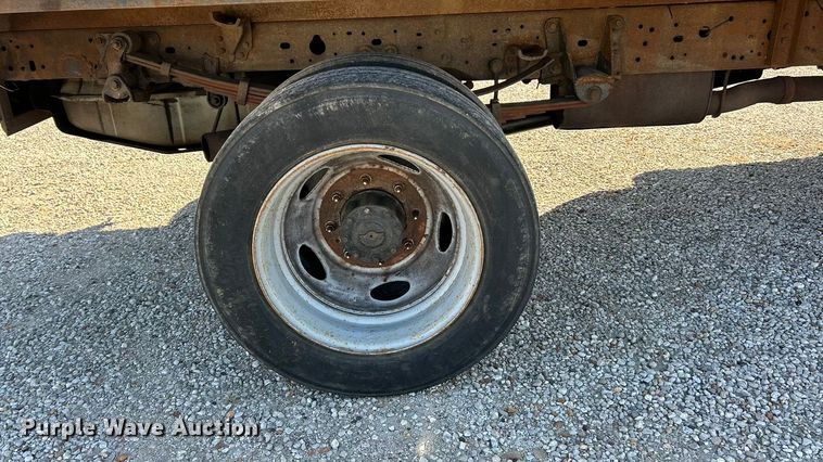 image for item ET6632 2001 Ford F450 Super Duty flatbed truck