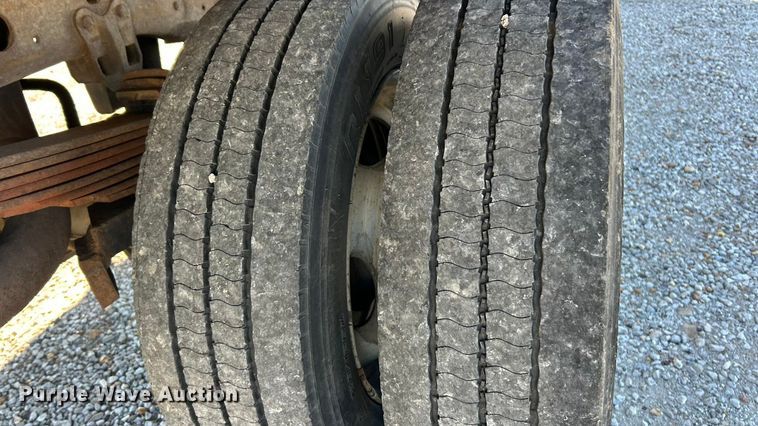 image for item ET6632 2001 Ford F450 Super Duty flatbed truck