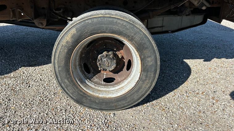 image for item ET6632 2001 Ford F450 Super Duty flatbed truck