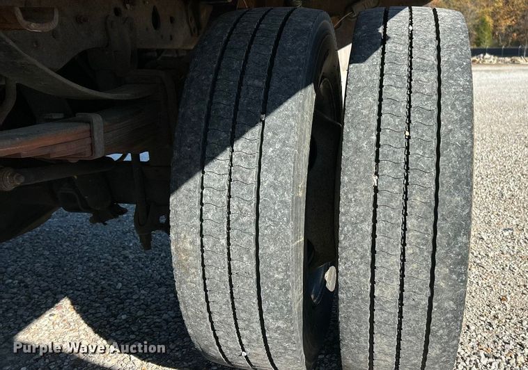 image for item ET6632 2001 Ford F450 Super Duty flatbed truck