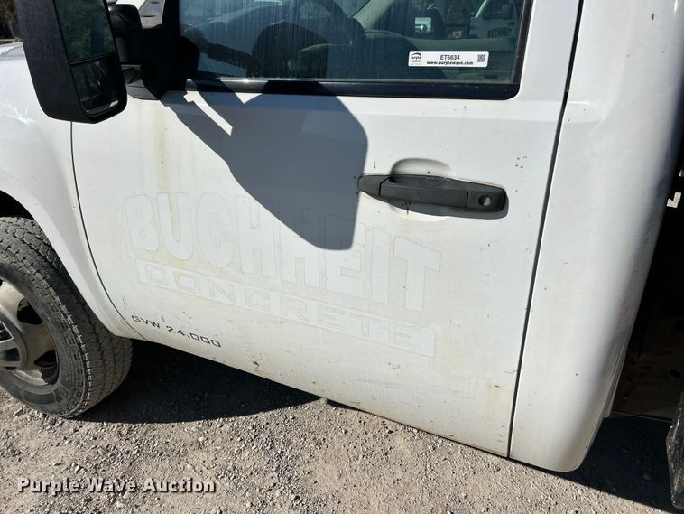 image for item ET6634 2013 GMC Sierra 3500HD flatbed pickup truck