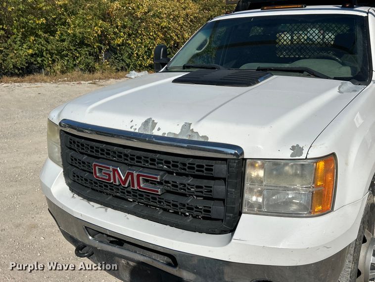 image for item ET6634 2013 GMC Sierra 3500HD flatbed pickup truck
