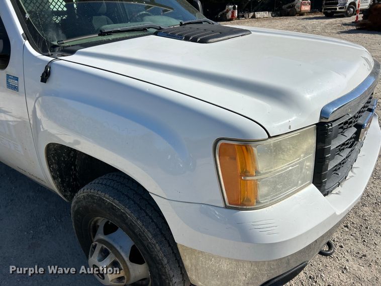 image for item ET6634 2013 GMC Sierra 3500HD flatbed pickup truck