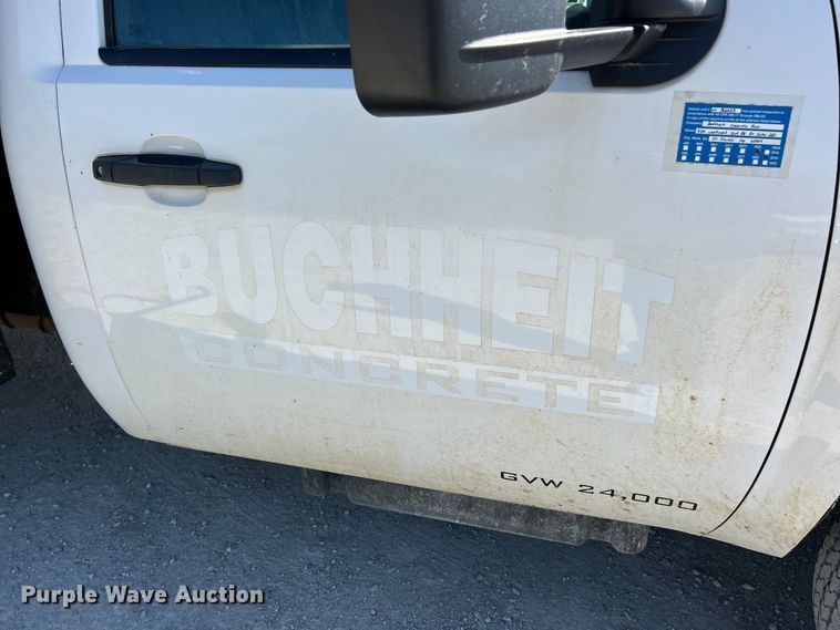 image for item ET6634 2013 GMC Sierra 3500HD flatbed pickup truck