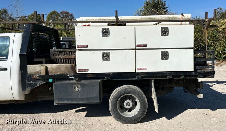 image for item ET6634 2013 GMC Sierra 3500HD flatbed pickup truck