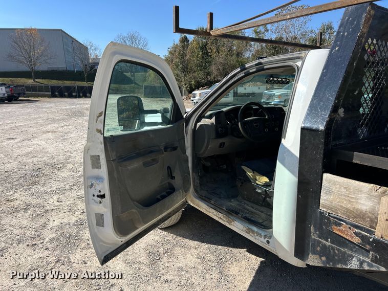 image for item ET6634 2013 GMC Sierra 3500HD flatbed pickup truck