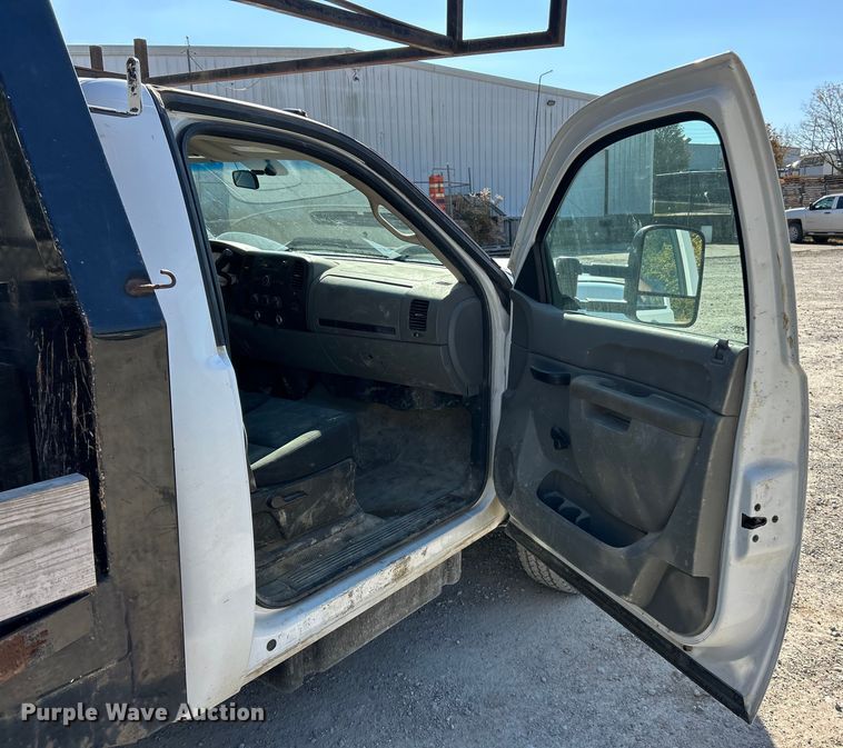 image for item ET6634 2013 GMC Sierra 3500HD flatbed pickup truck