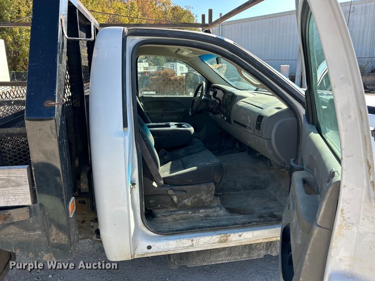 image for item ET6634 2013 GMC Sierra 3500HD flatbed pickup truck