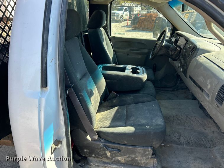 image for item ET6634 2013 GMC Sierra 3500HD flatbed pickup truck