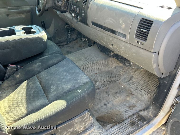 image for item ET6634 2013 GMC Sierra 3500HD flatbed pickup truck