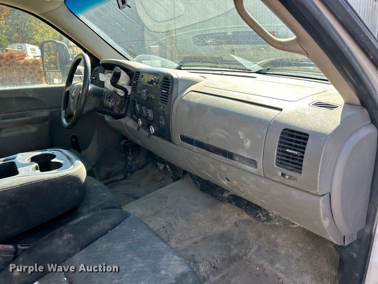 image for item ET6634 2013 GMC Sierra 3500HD flatbed pickup truck