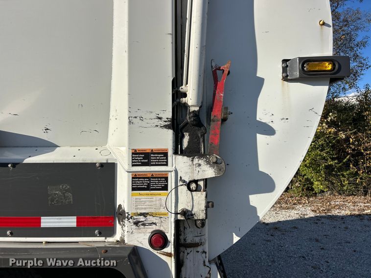 image for item ET6645 2014 Freightliner 108SD refuse truck