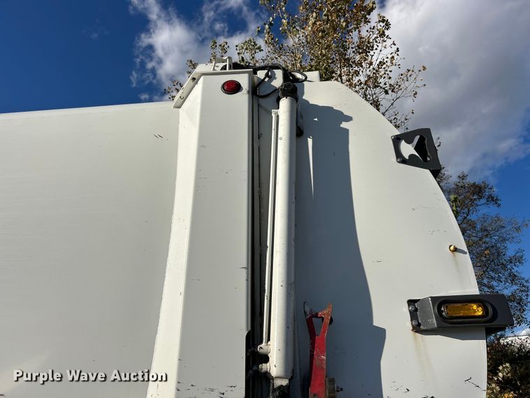 image for item ET6645 2014 Freightliner 108SD refuse truck