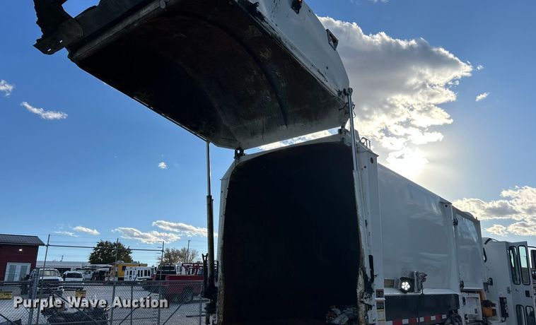 image for item ET6645 2014 Freightliner 108SD refuse truck
