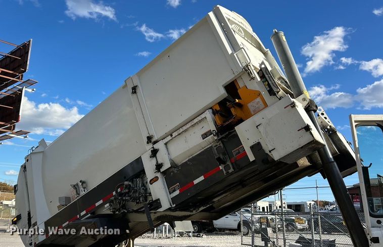 image for item ET6645 2014 Freightliner 108SD refuse truck