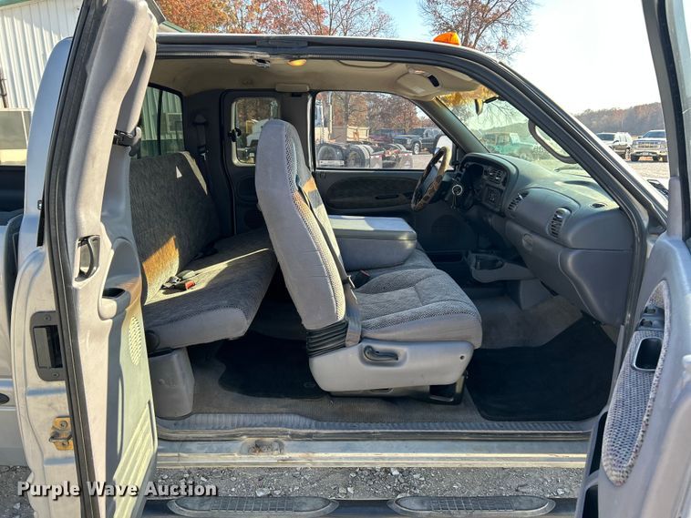 image for item ET6658 1998 Dodge Ram 3500 Quad Cab pickup truck