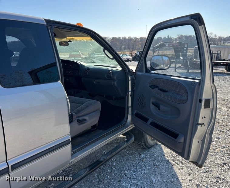 image for item ET6658 1998 Dodge Ram 3500 Quad Cab pickup truck