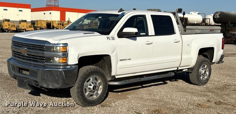 image for item ET7254 2015 Chevrolet Silverado 2500HD Crew Cab pickup truck