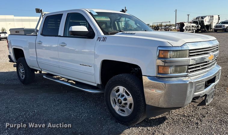 image for item ET7254 2015 Chevrolet Silverado 2500HD Crew Cab pickup truck
