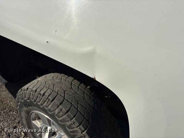 image for item ET7254 2015 Chevrolet Silverado 2500HD Crew Cab pickup truck