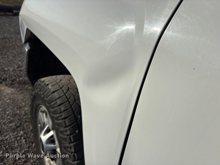 image for item ET7254 2015 Chevrolet Silverado 2500HD Crew Cab pickup truck