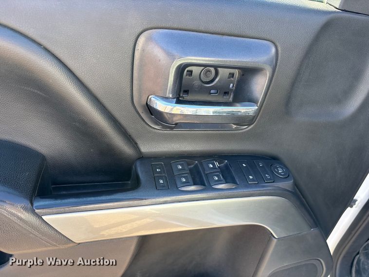 image for item ET7254 2015 Chevrolet Silverado 2500HD Crew Cab pickup truck