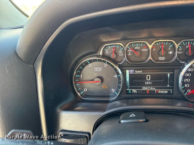 image for item ET7254 2015 Chevrolet Silverado 2500HD Crew Cab pickup truck