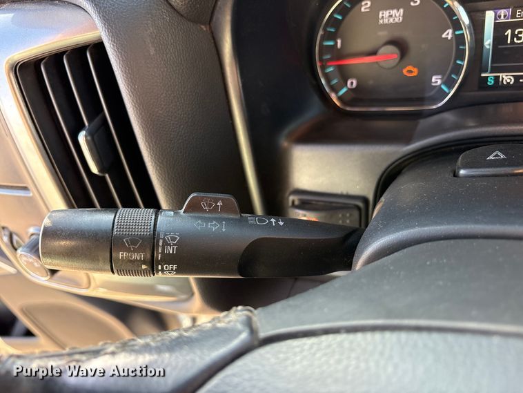 image for item ET7254 2015 Chevrolet Silverado 2500HD Crew Cab pickup truck