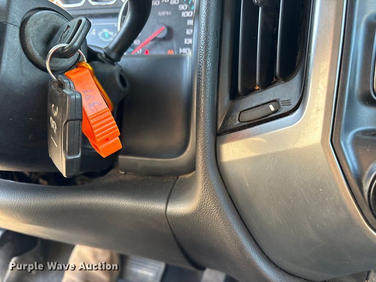 image for item ET7254 2015 Chevrolet Silverado 2500HD Crew Cab pickup truck