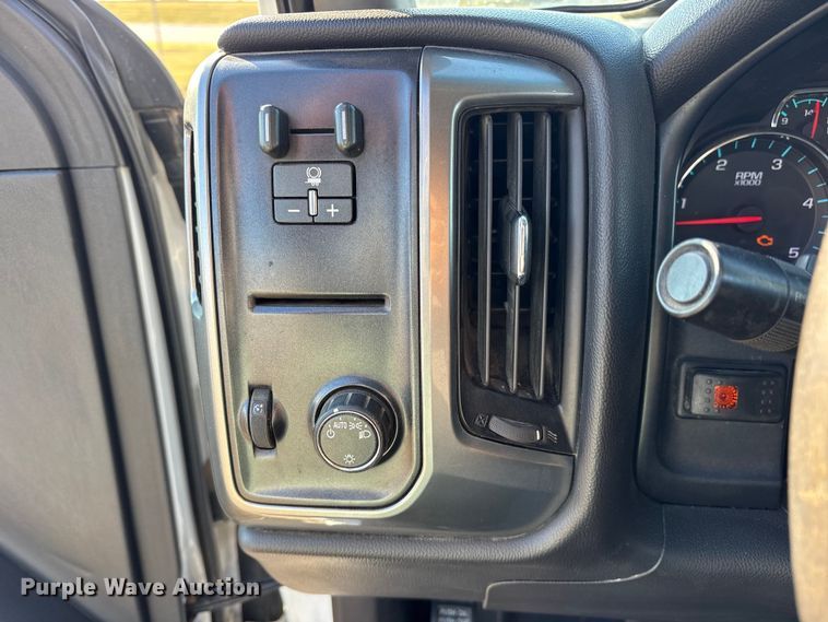 image for item ET7254 2015 Chevrolet Silverado 2500HD Crew Cab pickup truck