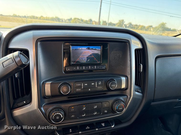 image for item ET7254 2015 Chevrolet Silverado 2500HD Crew Cab pickup truck