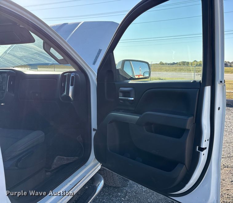 image for item ET7254 2015 Chevrolet Silverado 2500HD Crew Cab pickup truck