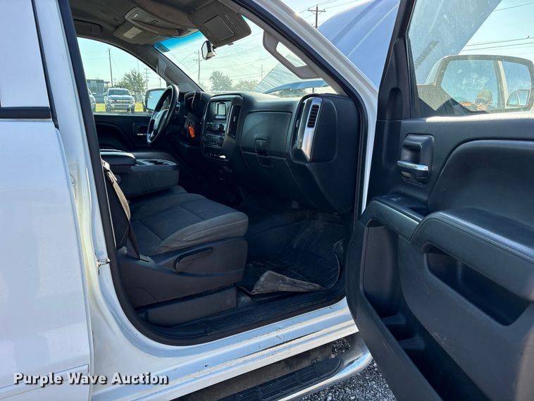 image for item ET7254 2015 Chevrolet Silverado 2500HD Crew Cab pickup truck