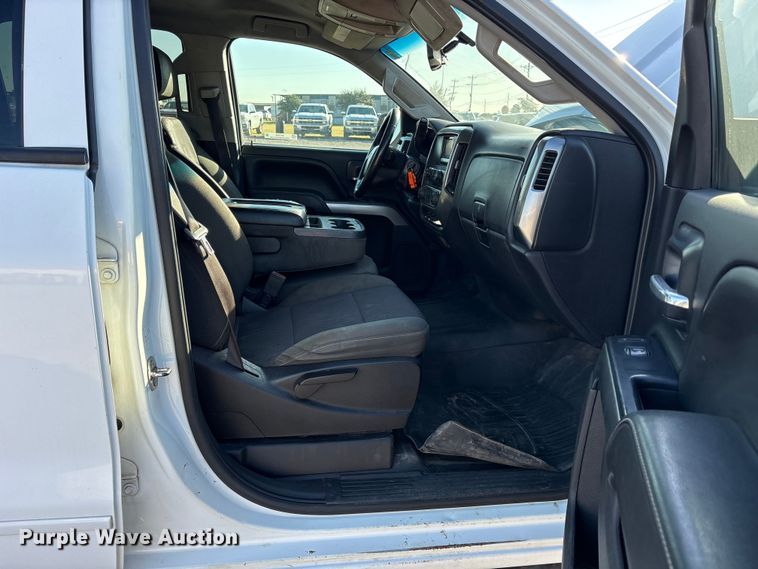 image for item ET7254 2015 Chevrolet Silverado 2500HD Crew Cab pickup truck