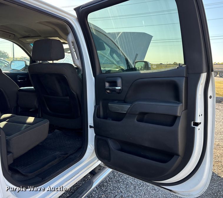 image for item ET7254 2015 Chevrolet Silverado 2500HD Crew Cab pickup truck