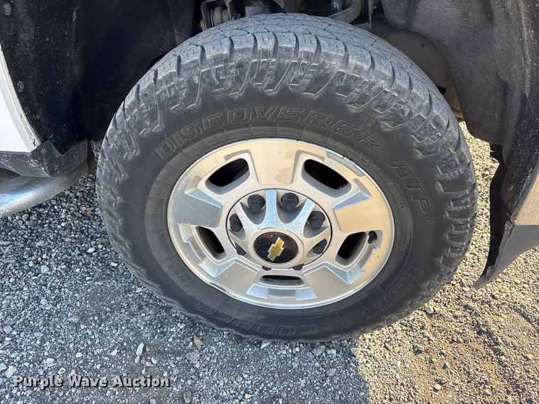 image for item ET7254 2015 Chevrolet Silverado 2500HD Crew Cab pickup truck